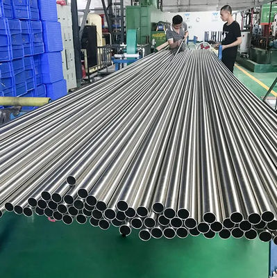 Tubos de aço carbono A790 com espessura Sch10-sch160 usados em aplicações de petróleo e gás, proporcionando desempenho robusto sob alta pressão