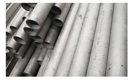 Tubos de aço carbono A790 com espessura Sch10-sch160 usados em aplicações de petróleo e gás, proporcionando desempenho robusto sob alta pressão