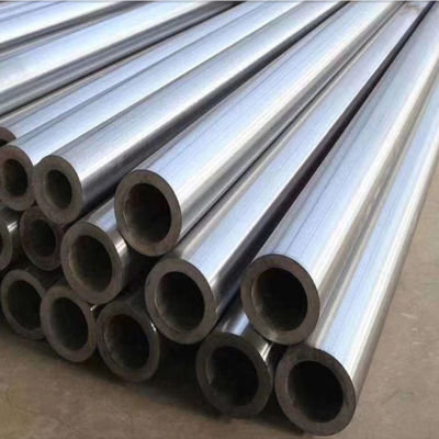 Tubo de aço sem costura com extremidades roscadas com superfície polida e comprimento personalizado para aplicações industriais