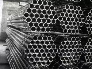 Tubo de aço sem costura com extremidades roscadas com superfície polida e comprimento personalizado para aplicações industriais